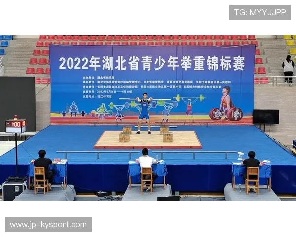 举重选手参与校园分享会激励青少年，举重比赛现场解说词